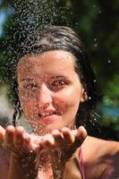 junge hübsche frau, die sich unter der dusche entspannt foto