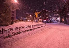 schweiz, 2022 - verschneite straßen des alpinen bergdorfes foto