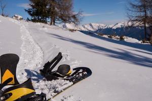 Snowboard im Schnee foto