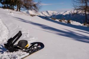 Snowboard im Schnee foto