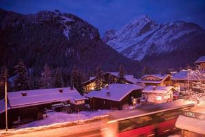 Bergdorf in den Alpen bei Nacht foto