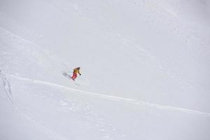 Freeride-Skifahrer Skifahren im Tiefschnee foto