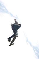 Junge übt Skate in einem Skatepark - isoliert foto