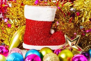 roter Stiefel und Weihnachtsschmuck Dekorationen foto