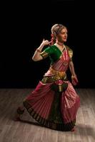 schöne Tänzerin des indischen klassischen Tanzes Bharatanatyam foto