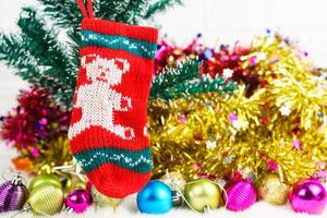 rote strümpfe hängen und weihnachtsdekoration foto
