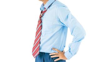 Mann trägt ein langärmliges Hemd, das mit akimbo mit Beschneidungspfad steht foto