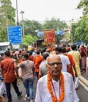 neu delhi, indien 01. juli 2022 - eine riesige zusammenkunft von eifrigen aus verschiedenen teilen von delhi anlässlich ratha yatra oder rathyatra. Rath für Lord Jagannath, gezogen von Menschen, Jagannath Rath Yatra foto