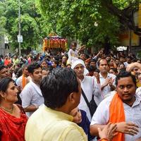 neu delhi, indien 01. juli 2022 - eine riesige zusammenkunft von eifrigen aus verschiedenen teilen von delhi anlässlich ratha yatra oder rathyatra. Rath für Lord Jagannath, gezogen von Menschen, Jagannath Rath Yatra foto