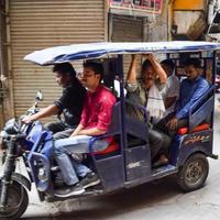 alt-delhi, indien, 15. april 2022 - nicht identifizierte gruppe von männern, die durch die straßen von alt-delhi gehen, straßenfotografie des chandni-chowk-marktes von alt-delhi während der morgenzeit, alt-delhi-straßenfotografie foto