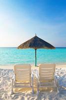 Sonnenschirm- und Chaiselongues, Malediven foto