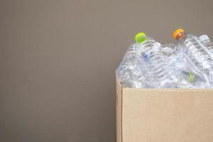 Plastikflaschen in brauner Recycling-Müllbox foto