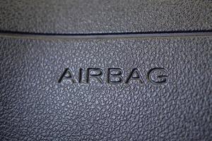 Sicherheits-Airbag-Schild in modernem Auto foto