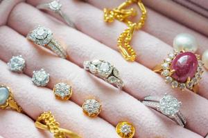 Gold- und Silber-Diamant-Edelstein-Saphir-Ring-Halsketten und Perlen-Ohrringe in einer luxuriösen Schmuckschatulle foto