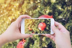 Fotografieren von Weihnachtsdekoration am Weihnachtsbaum foto