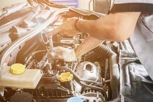 mechaniker arbeiten und reparieren autos im autoservicezentrum foto