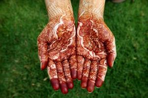 schöne Hand mit Henna-Design foto