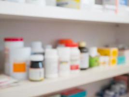 Nahaufnahme von Medikamentenflaschen in Medikamentenregalen in der Apotheke
