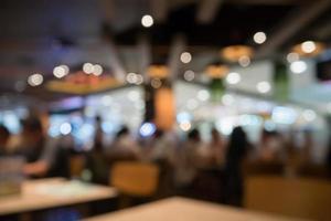 leute im restaurantcaféinnenraum mit bokeh-licht verwischten kundenzusammenfassungshintergrund foto