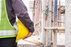 professioneller ingenieurarbeiter auf der baustelle des hausbaus foto