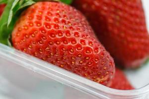 Erdbeeren in Plastikbox foto