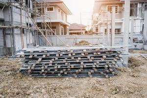 Einbau von Zementschalungsrahmen bis zum Hausneubau auf der Baustelle, Immobilienentwicklung foto