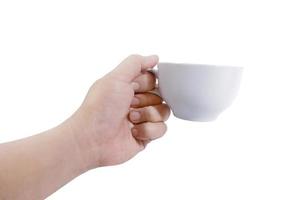Hand, die eine weiße Kaffeetasse auf einem weißen Hintergrund hält foto