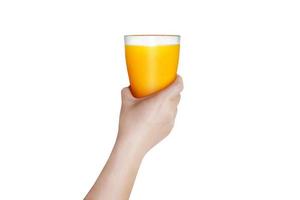 Weibliche Hand, die ein Glas Orangensaft mit weißem Hintergrund hält Das Konzept des frisch gepressten Orangensafts enthält Vitamin C für gesundheitliche Vorteile.