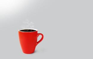eine rote Kaffeetasse mit Rauch, der aus der Kaffeetasse aufsteigt. Es gibt Platz, um eine Nachricht einzugeben. getrennt mit grauem Hintergrund foto