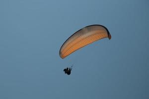 Tandem-Gleitschirmfliegen ist Fliegen foto