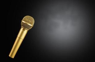 goldenes Mikrofon auf schwarzem Hintergrund. foto