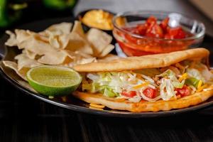 tacos mit mangosalsa und chips. gemischtes mexikanisches essen guacamole, nachos, fajita, fleischtacos. Ansicht von oben. Tex-Mex-Küche. foto