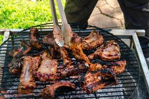Spareribs auf dem Grill kochen, Rind- und Schweinefleisch im Freien grillen foto