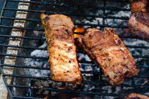 Spareribs auf dem Grill kochen, Rind- und Schweinefleisch im Freien grillen foto