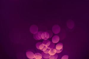 dunkelvioletter festlicher weihnachtsschöner abstrakter hintergrund mit bokeh-lichtern. urlaubsbeschaffenheit mit kopierraum. kann als Hintergrundbild, Füllung für eine Website, defokussiert verwendet werden foto