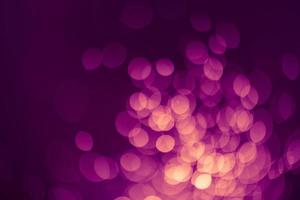 dunkelvioletter festlicher weihnachtsschöner abstrakter hintergrund mit bokeh-lichtern. urlaubsbeschaffenheit mit kopierraum. kann als Hintergrundbild, Füllung für eine Website, defokussiert verwendet werden foto
