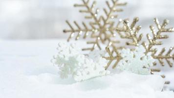 weihnachten des winters - weihnachtskugeln mit band auf schnee, winterferienkonzept. weihnachtsrote kugeln, goldene kugeln, kiefern- und schneeflockendekorationen im schneehintergrund foto