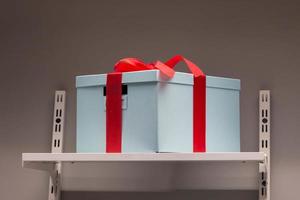 geschenkbox eingewickelt in farbiges papier mit schleife foto