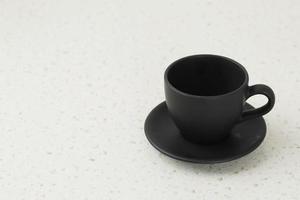 leere schwarze Teetasse und Untertasse foto