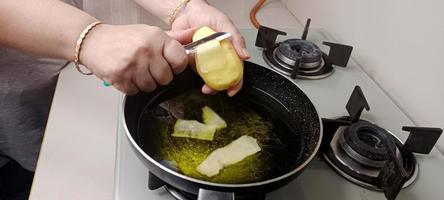 Kartoffelschalen in Öl zur Herstellung von Kartoffelchips, Aalu-Chips foto