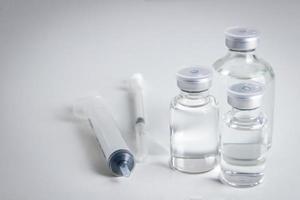 antivirus-impfflasche mit spritze auf weißem hintergrundkonzept des impfstoffs gegen das coronavirus oder covid-19. krankenhausärztliche Dienstleistungen. Platz kopieren