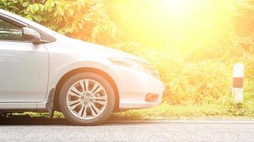 die bildszene hinter auto und sonnenlicht foto