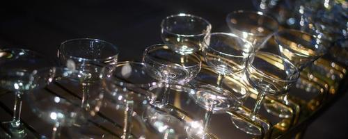 Gläser hängen über einem Barregal im Hotelrestaurant. foto