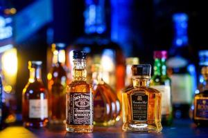 bangkok thailand - 17. aug 2022 jack daniels whisky, whiskyflasche whisky im keller, whiskyproduktion foto