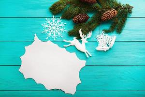 Rahmen aus Tannenzapfen auf einem Weihnachtsbaum auf blauem Hintergrund aus Holz. Ansicht von oben foto