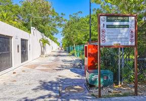 playa del carmen quintana roo mexiko 2022 typische fußgängerzone stadtbild wandmalereien playa del carmen mexiko. foto