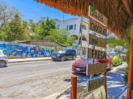 playa del carmen quintana roo mexiko 2022 typische straße und stadtbild von playa del carmen mexiko. foto