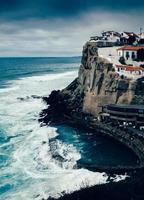 blick auf azenhas do mar felsiger strand und dorf in colares, portugal. Tilt-Shift-Effekt foto