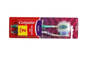 ternopil, ukraine - 23. juni 2022 colgate zahnbürsten, eine marke von mundhygieneprodukten, die vom amerikanischen konsumgüterunternehmen colgate-palmolive hergestellt werden foto