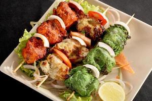 Kebab-Platte sind kleine Fleischstücke am Spieß foto